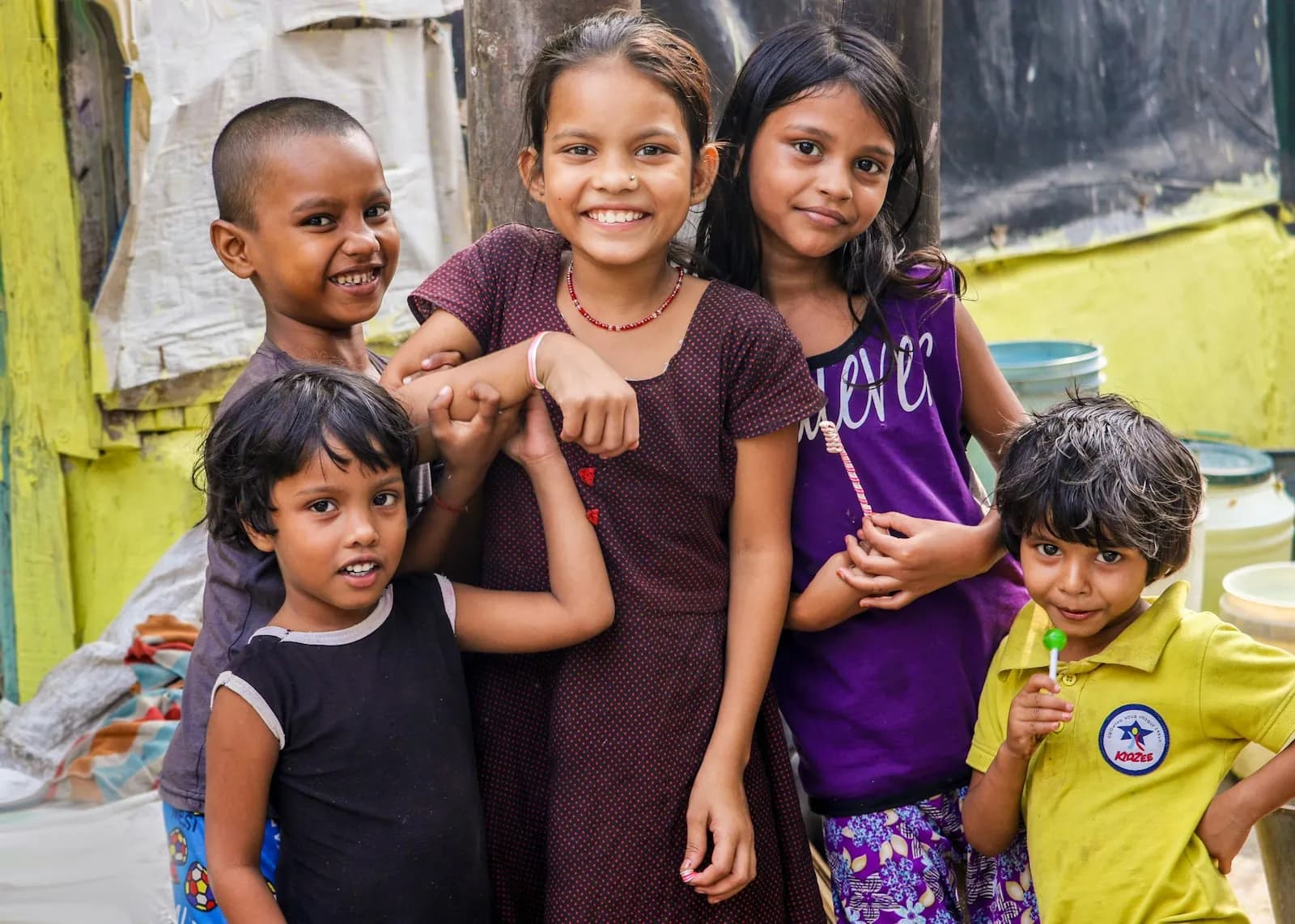 मुस्कुराते बच्चे